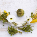 DIY Türschmuck Frühling Ostern mit Trockenblumenmix auf Wollzopf