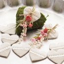 DIY Anstecker Hochzeit mit Trockenblumen und Filz - Stofferzen modern in altrosa - creme selbermachen