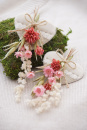 DIY Anstecker Hochzeit mit Trockenblumen und Filz - Stofferzen modern in altrosa - creme selbermachen