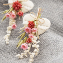 DIY Anstecker Hochzeit mit Trockenblumen und Filz - Stofferzen modern in altrosa - creme selbermachen