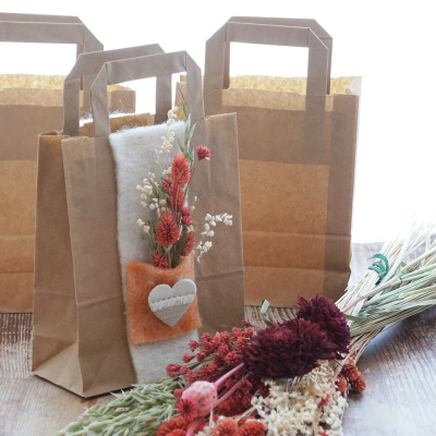 DIY Geschenktasche mit Trockenblumen und Wollband für Geburtstag und Muttertag