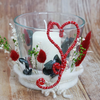 Schenken mit Herz Windlicht dekoriert, Glasvase mit Trockenblumen