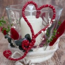 Schenken mit Herz Windlicht dekoriert, Glasvase mit Trockenblumen