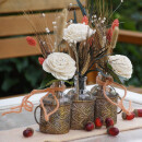 Tischdeko Herbst mit Trockenblumen und Sola-Rosen in...