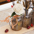 Tischdeko Herbst mit Trockenblumen und Sola-Rosen in Metall-Glasvasen