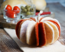 DIY Wollkürbis auf Tisch als Herbstdeko