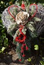 Grabgesteck Herz, DIY Pflanzherz mit Sola Rose haltbar rot weiß selbermachen