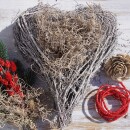 Grabgesteck Herz, DIY Pflanzherz mit Sola Rose haltbar rot weiß selbermachen