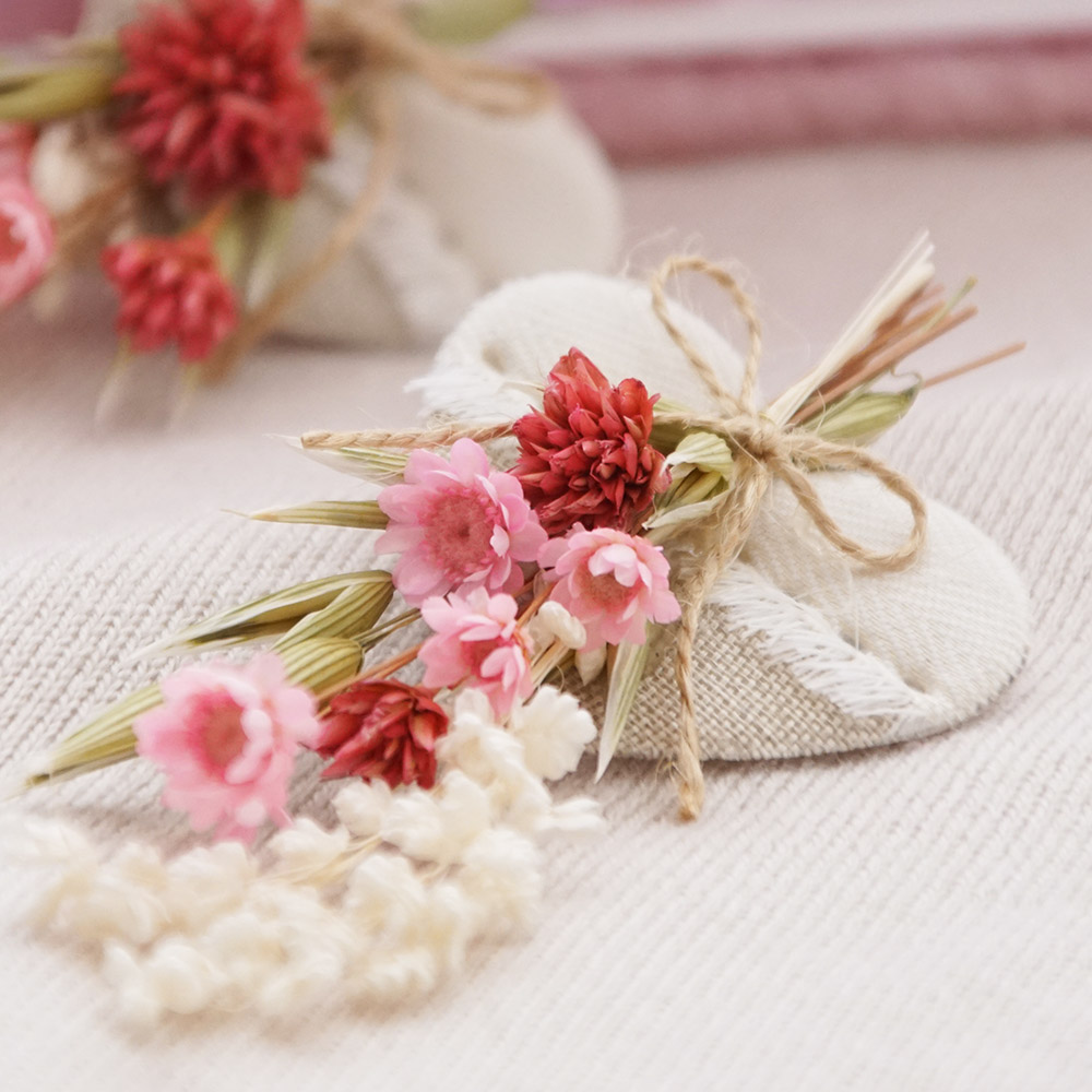 DIY Hochzeitsanstecker mit Trockenblumen und Herz
