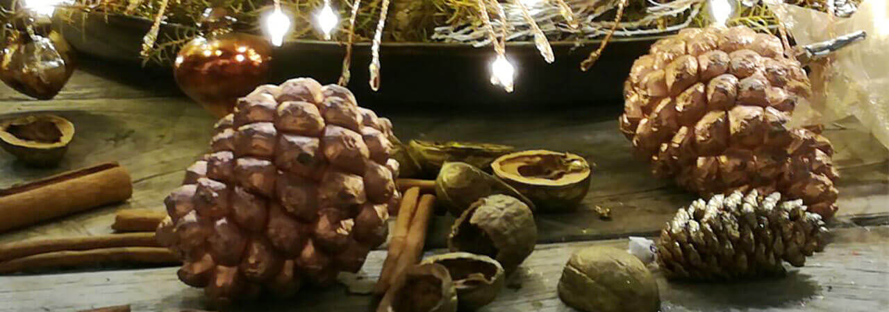 Adventsdeko und Weihnachtsdeko Zapfen Zimt Früchte Sterne Kugeln Kränze